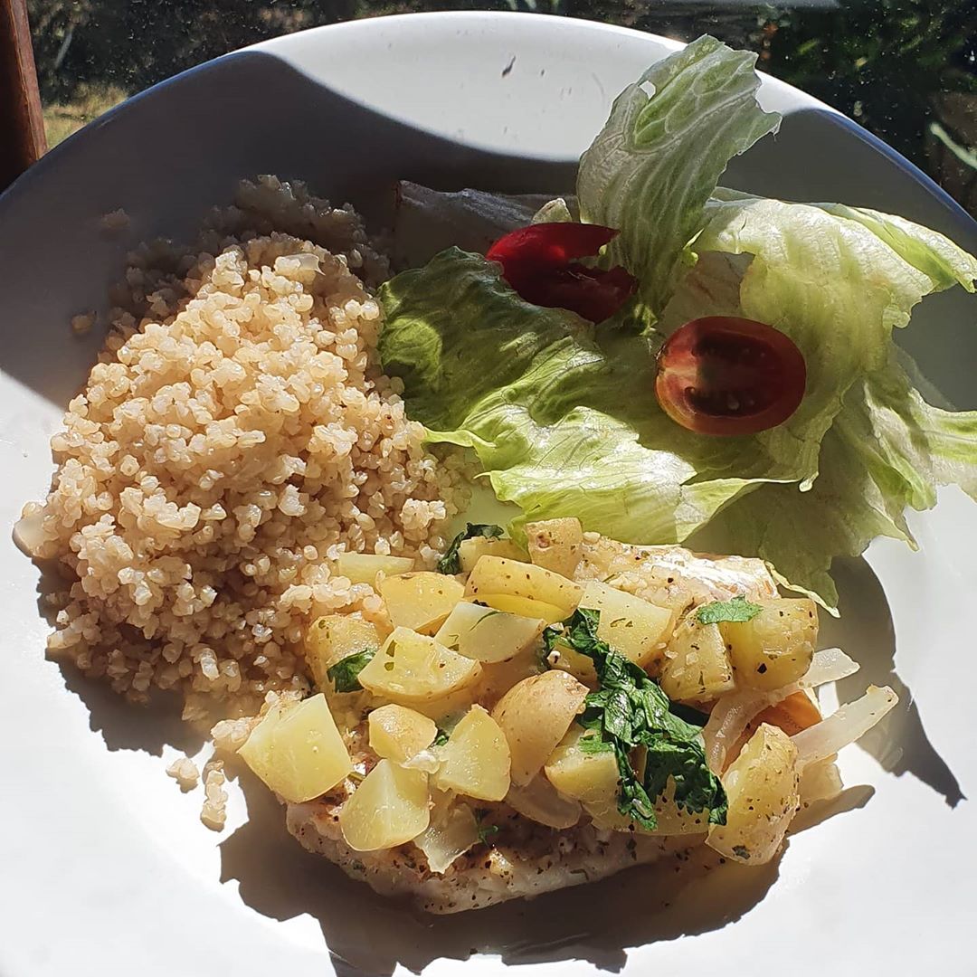 Merluza com batata bolinha, mini arroz integral e salada